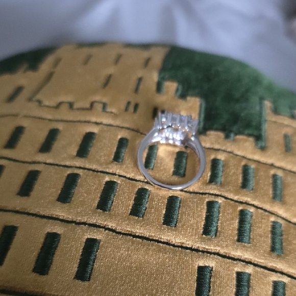 Elegant Silver Diamond Ring Size 9 - Picture 6 of 14